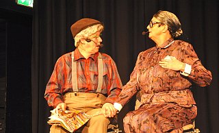 Mit dem Sketch „Oma ist die Beste“ sorgten zwei kfd-Akteurinnen für erste Lacher. - Helga Krooß Mit dem Sketch „Oma ist die Beste“ sorgten zwei kfd-Akteurinnen für erste Lacher. - Helga Krooß