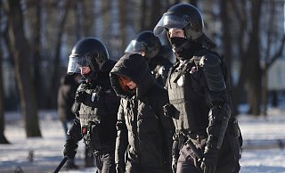 Polizeibeamte nehmen am Sonntag eine Demonstrantin in St. Petersburg fest. - Foto: Stringer/SOPA Images via ZUMA Press Wire/dpa Polizeibeamte nehmen am Sonntag eine Demonstrantin in St. Petersburg fest. - Foto: Stringer/SOPA Images via ZUMA Press Wire/dpa