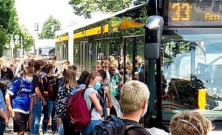 Schon zu Coronazeiten waren die Bielefelder Busse im Schülerverkehr viel zu voll. Daran hat sich bis jetzt auf vielen Linien kaum etwas geändert. - Kurt Ehmke Schon zu Coronazeiten waren die Bielefelder Busse im Schülerverkehr viel zu voll. Daran hat sich bis jetzt auf vielen Linien kaum etwas geändert. - Kurt Ehmke