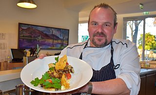 Gilbert Scheid hat ein vegetarisches Weihnachts-Menü kreiert. Die Hauptspeise ist ein Zitronen-Kartoffelmousse mit gegrillten Pilzen. - Sara Mattana Gilbert Scheid hat ein vegetarisches Weihnachts-Menü kreiert. Die Hauptspeise ist ein Zitronen-Kartoffelmousse mit gegrillten Pilzen. - Sara Mattana