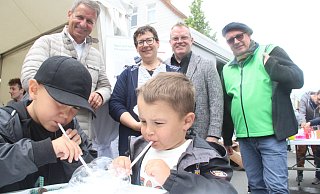 Landrat Michael Stickeln, Pädagogin Melanie Hecker, Werbering-Vorstand Bernhard Fischer und die stellvertretende Brakeler Bürgermeisterin Ursula Grewe eröffnen mit den Nachwuchsforschern Lukas (6) und Mert (4) das Forscherfest. - Burkhard Battran Landrat Michael Stickeln, Pädagogin Melanie Hecker, Werbering-Vorstand Bernhard Fischer und die stellvertretende Brakeler Bürgermeisterin Ursula Grewe eröffnen mit den Nachwuchsforschern Lukas (6) und Mert (4) das Forscherfest. - Burkhard Battran