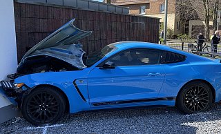 Der Ford Mustang flog plötzlich von der Straße.. Auch dieser Ford landete 2021 neben der Straße. - Ralph Meyer Der Ford Mustang flog plötzlich von der Straße.. Auch dieser Ford landete 2021 neben der Straße. - Ralph Meyer