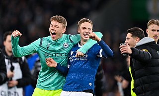 Arminias Torwart Leo Oppermann und Sam Schreck jubeln. Zu recht: Arminia Bielefeld steht im DFB-Pokal-Finale. Das sorgt für Begeisterung nicht nur in Bielefeld. - Teresa. Kroeger Arminias Torwart Leo Oppermann und Sam Schreck jubeln. Zu recht: Arminia Bielefeld steht im DFB-Pokal-Finale. Das sorgt für Begeisterung nicht nur in Bielefeld. - Teresa. Kroeger