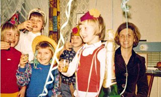 1975 – in Schweicheln wurde Silvester fast wie Karneval gefeiert. - privat 1975 – in Schweicheln wurde Silvester fast wie Karneval gefeiert. - privat
