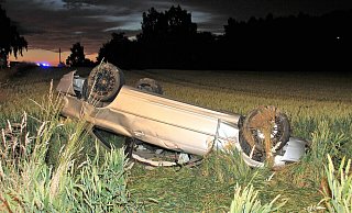 Der Wagen landete bei dem schweren Unfall auf der Ostwesfalenstraße entfernt von der Fahrbahn im Feld. - David Schellenberg Der Wagen landete bei dem schweren Unfall auf der Ostwesfalenstraße entfernt von der Fahrbahn im Feld. - David Schellenberg