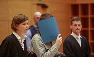 Der Angeklagte - hier mit seinen Verteidigern Christina Peterhanwahr und Henning Jansen - verbirgt sein Gesicht hinter einem Aktendeckel. - Andreas Zobe (Archivfoto) Der Angeklagte - hier mit seinen Verteidigern Christina Peterhanwahr und Henning Jansen - verbirgt sein Gesicht hinter einem Aktendeckel. - Andreas Zobe (Archivfoto)