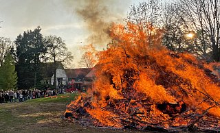 Hell lodern die Flammen auf dem Hof Lange in Belke-Steinbeck, die Besucher schauen mit einigem Sicherheitsabstand zu. - Stefanie Boss Hell lodern die Flammen auf dem Hof Lange in Belke-Steinbeck, die Besucher schauen mit einigem Sicherheitsabstand zu. - Stefanie Boss