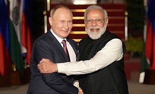 Indiens Premierminister Narendra Modi nennt Kremlchef Putin seinen Freund, in Moskau wollen sie auch über den russischen Angriffskrieg gegen die Ukraine sprechen. (Archivbild) - Manish Swarup/AP/dpa Indiens Premierminister Narendra Modi nennt Kremlchef Putin seinen Freund, in Moskau wollen sie auch über den russischen Angriffskrieg gegen die Ukraine sprechen. (Archivbild) - Manish Swarup/AP/dpa