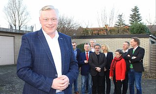 Die Höxteraner SPD unterstützt den unabhängigen Bürgermeisterkandidaten Daniel Hartmann (vorn). - Hermann Ludwig Die Höxteraner SPD unterstützt den unabhängigen Bürgermeisterkandidaten Daniel Hartmann (vorn). - Hermann Ludwig
