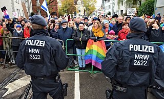 Hier ging es nicht weiter. Die Sperrgitter der Polizei beendeten die Menschenkette von Murisa Adilovic, die hier (rote Jacke, rechts) mit vielen Mitstreitern den Neonazis die Stirn bietet. - Barbara Franke Hier ging es nicht weiter. Die Sperrgitter der Polizei beendeten die Menschenkette von Murisa Adilovic, die hier (rote Jacke, rechts) mit vielen Mitstreitern den Neonazis die Stirn bietet. - Barbara Franke