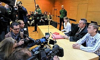 Der Angeklagte Fabian K. (rechts) blickt, zumindest äußerlich, ungerührt in die Objektive der Kameras. Neben ihm sein Verteidiger Andreas Chlosta sowie eine Rechtsreferendarin. - FOTOS: WOLFGANG RUDOLF Der Angeklagte Fabian K. (rechts) blickt, zumindest äußerlich, ungerührt in die Objektive der Kameras. Neben ihm sein Verteidiger Andreas Chlosta sowie eine Rechtsreferendarin. - FOTOS: WOLFGANG RUDOLF