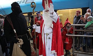 Der Nikolaus Horst Lendeckel mit seinen Gehilfen am Paderborner Hauptbahnhof an. - Julia Stratmann Der Nikolaus Horst Lendeckel mit seinen Gehilfen am Paderborner Hauptbahnhof an. - Julia Stratmann