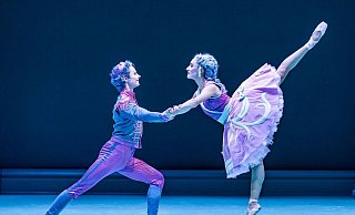 Stefan Kulhavec als Nussknacker-Prinz und Alessandra Armorina als Clara tanzen bei einer Probe für das Ballettstück «Der Nussknacker» in Cottbus. - Frank Hammerschmidt/dpa Stefan Kulhavec als Nussknacker-Prinz und Alessandra Armorina als Clara tanzen bei einer Probe für das Ballettstück «Der Nussknacker» in Cottbus. - Frank Hammerschmidt/dpa