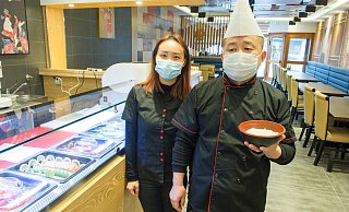 Inhaberin Shishi Zhao und Sushimeister Choel-Ho Park bieten im neuen "Natsuumi" Sushi, klassische japanische und zeitgemäße internationale Crossover-Küche. Wegen Corona ist zum Start nur ein Lieferservice möglich. - Ralf Bittner Inhaberin Shishi Zhao und Sushimeister Choel-Ho Park bieten im neuen "Natsuumi" Sushi, klassische japanische und zeitgemäße internationale Crossover-Küche. Wegen Corona ist zum Start nur ein Lieferservice möglich. - Ralf Bittner