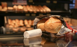 Bei jedem Brötchenkauf müssen die Bäckereien ab Januar einen Kassenbon drucken - selbst wenn die Kunden ihn gar nicht annehmen. - Niklas Tüns Bei jedem Brötchenkauf müssen die Bäckereien ab Januar einen Kassenbon drucken - selbst wenn die Kunden ihn gar nicht annehmen. - Niklas Tüns
