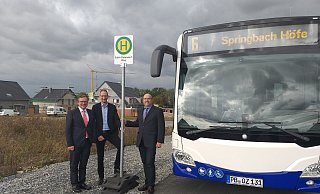Bürgermeister Michael Dreier und die Padersprinter-Verkehrsplaner René Möller und Udo Fröhlich an der Haltestelle am Neubaugebiet Springbach Höfe. - Padersprinter Bürgermeister Michael Dreier und die Padersprinter-Verkehrsplaner René Möller und Udo Fröhlich an der Haltestelle am Neubaugebiet Springbach Höfe. - Padersprinter