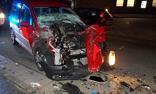 Der Caddy-Fahrer kollidierte mit einem geparkten Klein-Lkw. - Polizei Minden-Lübbecke Der Caddy-Fahrer kollidierte mit einem geparkten Klein-Lkw. - Polizei Minden-Lübbecke