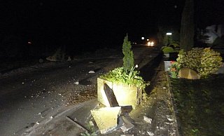 Ein Autofahrer prallte auf der Lusmühlenstraße gegen einen Pflanzenkübel, der durch den Aufprall zertrümmert wurde. - Polizei Ein Autofahrer prallte auf der Lusmühlenstraße gegen einen Pflanzenkübel, der durch den Aufprall zertrümmert wurde. - Polizei
