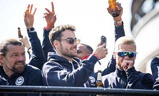 Arminia Bielefelds Christopher Lannert (Mitte) hält mit seinem Smartphone die Meisterfeier in Bielefeld nach dem verlorenen DFB-Pokalfinale fest. - Teresa Kroeger/RHR-FOTO Arminia Bielefelds Christopher Lannert (Mitte) hält mit seinem Smartphone die Meisterfeier in Bielefeld nach dem verlorenen DFB-Pokalfinale fest. - Teresa Kroeger/RHR-FOTO