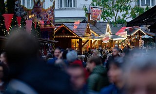 Weihnachtlich beleuchtete Hütten stehen auf dem Weihnachtsmarkt in Essen-Steele. - Henning Kaiser/dpa Weihnachtlich beleuchtete Hütten stehen auf dem Weihnachtsmarkt in Essen-Steele. - Henning Kaiser/dpa