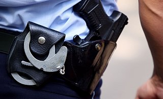 Der wütende Mann griff plötzlich sogar nach der Pistole eines Polizeibeamten. - dpa Der wütende Mann griff plötzlich sogar nach der Pistole eines Polizeibeamten. - dpa