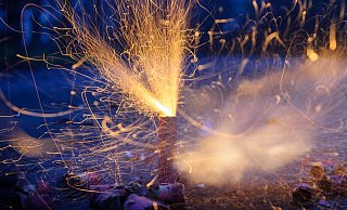Ein brennender Feuerwerkskörper verursachte in Bielefeld einen Autobrand. - dpa Ein brennender Feuerwerkskörper verursachte in Bielefeld einen Autobrand. - dpa