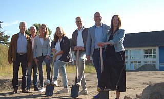 Spatenstich an der Grundschule: Thomas Kunzemann (1. stellvertretender Bürgermeister), Günter Frobieter (CDU-Fraktionsvorsitzender), Melanie Detering-Vehlber (Fachdienstleiterin Bürger- und Verwaltungsservice), Diana Bruguet (Kita "Wunderwelt"), Ralf Haske (Geschäftsführer Haske Bau), Bürgermeister Marko Steiner und Grundschulleiterin Christian Meese gaben den Startschuss für das Neubau-Projekt. - Sandra Spieker Spatenstich an der Grundschule: Thomas Kunzemann (1. stellvertretender Bürgermeister), Günter Frobieter (CDU-Fraktionsvorsitzender), Melanie Detering-Vehlber (Fachdienstleiterin Bürger- und Verwaltungsservice), Diana Bruguet (Kita "Wunderwelt"), Ralf Haske (Geschäftsführer Haske Bau), Bürgermeister Marko Steiner und Grundschulleiterin Christian Meese gaben den Startschuss für das Neubau-Projekt. - Sandra Spieker