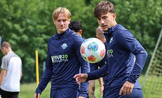 Joel Vega Zambrano (rechts) im Trainingslager in Walchsee: Der 20-jährige Stürmer des SC Paderborn 07 arbeitet an seinem Comeback nach einer Leistenzerrung in einem internen Testspiel. - Oliver Krato Joel Vega Zambrano (rechts) im Trainingslager in Walchsee: Der 20-jährige Stürmer des SC Paderborn 07 arbeitet an seinem Comeback nach einer Leistenzerrung in einem internen Testspiel. - Oliver Krato