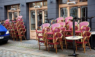 Um 15 Uhr ist Schluss: Gaststätten wie die Brasserie Alex an der Oberstraße müssen die neue Sperrstunde beachten. Sie dürfen Gäste nur unter strengen Auflagen wie die Einhaltung eines Abstands von zwei Metern bewirten. - Barbara Franke Um 15 Uhr ist Schluss: Gaststätten wie die Brasserie Alex an der Oberstraße müssen die neue Sperrstunde beachten. Sie dürfen Gäste nur unter strengen Auflagen wie die Einhaltung eines Abstands von zwei Metern bewirten. - Barbara Franke