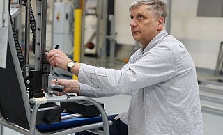 Laborleiter Berthold Heinz veranschaulicht exemplarisch die Prüfung eines Gartenstuhls. Die Belastungsprobe wird bei vielen Produkten zehntausendfach wiederholt. - David Knapp Laborleiter Berthold Heinz veranschaulicht exemplarisch die Prüfung eines Gartenstuhls. Die Belastungsprobe wird bei vielen Produkten zehntausendfach wiederholt. - David Knapp