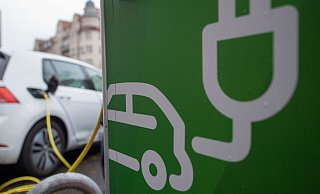 Die Förderung für den Kauf von E-Autos sollte eigentlich erst Ende des kommenden Jahres auslaufen. - Hendrik Schmidt/dpa Die Förderung für den Kauf von E-Autos sollte eigentlich erst Ende des kommenden Jahres auslaufen. - Hendrik Schmidt/dpa