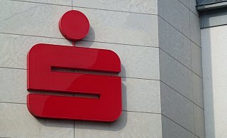 Die Sparkasse Paderborn-Detmold darf der rechtsextremen Identitären Bewegung ein Konto nicht verweigern. - picture alliance / Horst Galuschka dpa Die Sparkasse Paderborn-Detmold darf der rechtsextremen Identitären Bewegung ein Konto nicht verweigern. - picture alliance / Horst Galuschka dpa