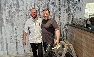 Marcel Attianese (l.) mit seinem Bruder Raffael vor der mit einer speziellen norditaliensichen Maltechnik gestalteten Wand. Am Pfingstwochenende kommen die ersten Gäste. - Uwe Pollmeier Marcel Attianese (l.) mit seinem Bruder Raffael vor der mit einer speziellen norditaliensichen Maltechnik gestalteten Wand. Am Pfingstwochenende kommen die ersten Gäste. - Uwe Pollmeier
