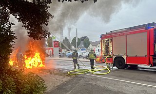 Am Samstagmorgen, 23. August, geraten in Halle auf der Wertherstraße zwei geparkte Autos in Brand. - Ulrich Fälker Am Samstagmorgen, 23. August, geraten in Halle auf der Wertherstraße zwei geparkte Autos in Brand. - Ulrich Fälker