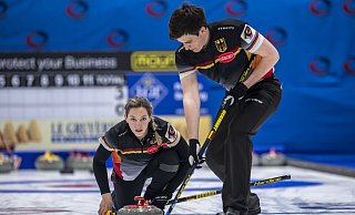 Pia-Lisa Schöll hat die vorzeitige Olympia-Qualifikation im Mixed-Curling deutlich verpasst. - Martial Trezzini/KEYSTONE/dpa Pia-Lisa Schöll hat die vorzeitige Olympia-Qualifikation im Mixed-Curling deutlich verpasst. - Martial Trezzini/KEYSTONE/dpa