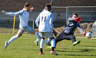 Der dreifache Torschütze Dennis Lobitz scheitert hier noch an Kosovas Keeper Faton Selimi. Naby Camara (11) beobachtet die Szene. - Andreas Zobe Der dreifache Torschütze Dennis Lobitz scheitert hier noch an Kosovas Keeper Faton Selimi. Naby Camara (11) beobachtet die Szene. - Andreas Zobe