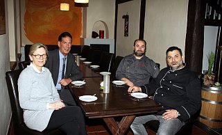 Hotel-Direktorin Elisabeth Schlüter (v. l.), Andreas Kunz von der Eigentümergesellschaft, Gastronomen Don Pepe und Nicolae Bebe Babel. Sie unterzeichneten am Mittwoch einen neuen Pachtvertrag. - Dieter Scholz Hotel-Direktorin Elisabeth Schlüter (v. l.), Andreas Kunz von der Eigentümergesellschaft, Gastronomen Don Pepe und Nicolae Bebe Babel. Sie unterzeichneten am Mittwoch einen neuen Pachtvertrag. - Dieter Scholz