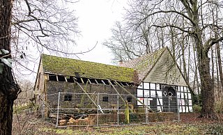 Ein an das Haupthaus des verlassenen Flöthmann-Hofes in Bielefeld angebauter Stall ist offenbar einsturzgefährdet und wird abgestützt. - NW Ein an das Haupthaus des verlassenen Flöthmann-Hofes in Bielefeld angebauter Stall ist offenbar einsturzgefährdet und wird abgestützt. - NW