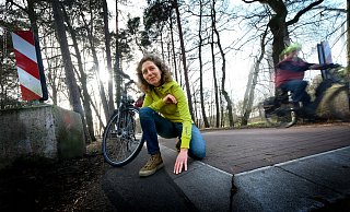 Umweltschützerin Anette Klee sieht in den Temposchwellen auf dem Postdamm ein Sicherheitsrisiko für Radfahrer. - Andreas Frücht Umweltschützerin Anette Klee sieht in den Temposchwellen auf dem Postdamm ein Sicherheitsrisiko für Radfahrer. - Andreas Frücht