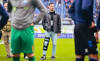 Der verletzte Marcel Hoffmeier feiert nach dem 2:0-Heimsieg gegen Lautern mit der Mannschaft, hält sich aber im Hintergrund. - Besim Mazhiqi Der verletzte Marcel Hoffmeier feiert nach dem 2:0-Heimsieg gegen Lautern mit der Mannschaft, hält sich aber im Hintergrund. - Besim Mazhiqi