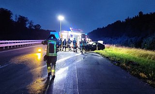 Beim Aufprall auf den Sattelzug wurde der BMW-Fahrer auf der Autobahn 44 in Höhe Büren-Steinhausen schwer verletzt. - Feuerwehr Büren Beim Aufprall auf den Sattelzug wurde der BMW-Fahrer auf der Autobahn 44 in Höhe Büren-Steinhausen schwer verletzt. - Feuerwehr Büren