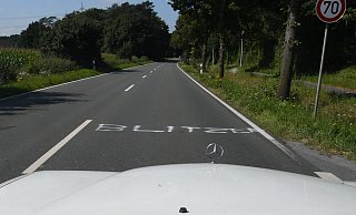Mit den Buchstaben "Blitzer" warnt ein Unbekannter vor der Radarfalle auf dem Ströhen im Kreis Gütersloh. - Jonas Damme Mit den Buchstaben "Blitzer" warnt ein Unbekannter vor der Radarfalle auf dem Ströhen im Kreis Gütersloh. - Jonas Damme