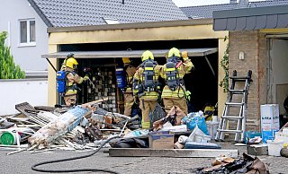 Beim Abflämmen von Unkraut auf einem Garagenhof geriet die Garage samt eingelagerter Güter in Brand. - Ralph Meyer Beim Abflämmen von Unkraut auf einem Garagenhof geriet die Garage samt eingelagerter Güter in Brand. - Ralph Meyer