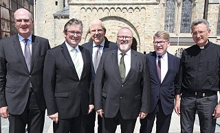 Gründungsmitglieder: Friedrich Klingenthal (v. l.), Michael Dreier, Andreas Jolmes, Jochen Ernst Matzke, Rainer Krukenmeier, Joachim Göbel. - Kaiser Karls Freunde Gründungsmitglieder: Friedrich Klingenthal (v. l.), Michael Dreier, Andreas Jolmes, Jochen Ernst Matzke, Rainer Krukenmeier, Joachim Göbel. - Kaiser Karls Freunde