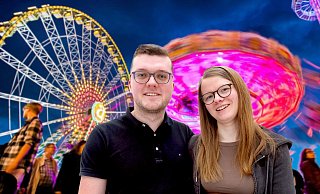 Tim Schäfer (25) aus dem Kreis Gütersloh testet gemeinsam mit seiner Freundin Lina Schraeder (22) regelmäßig Kirmes-Events in ganz Deutschland – und darüber hinaus. - Andreas Frücht Tim Schäfer (25) aus dem Kreis Gütersloh testet gemeinsam mit seiner Freundin Lina Schraeder (22) regelmäßig Kirmes-Events in ganz Deutschland – und darüber hinaus. - Andreas Frücht