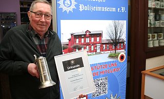 Der Vater des Polizeimuseums in Salzkotten, Felix Hoffmann, mit der Auszeichnung der Internationalen Police Association . Mit dieser Auszeichnung erhöht sich der Bekanntheitsgrad des Museums innerhalb der Association um Längen, ist Hoffmann überzeugt. - Johannes Büttner Der Vater des Polizeimuseums in Salzkotten, Felix Hoffmann, mit der Auszeichnung der Internationalen Police Association . Mit dieser Auszeichnung erhöht sich der Bekanntheitsgrad des Museums innerhalb der Association um Längen, ist Hoffmann überzeugt. - Johannes Büttner