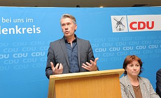 Fingerzeige: Er wolle gern eine weitere Amtsperiode als Rahdener Bürgermeister tätig sein, sagt Amtsinhaber Bert Honsel. Die CDU wählte ihn zu ihrem Kandidaten für die nächste Kommunalwahl. - Joern Spreen-Ledebur Fingerzeige: Er wolle gern eine weitere Amtsperiode als Rahdener Bürgermeister tätig sein, sagt Amtsinhaber Bert Honsel. Die CDU wählte ihn zu ihrem Kandidaten für die nächste Kommunalwahl. - Joern Spreen-Ledebur