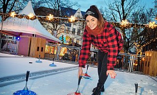 Schön frostig war’s gestern zur Eröffnung des Weihnachtsmarktes. Auf dem Klosterplatz testet Vanessa Durakovic die neue große Eisstockbahn. Sie besteht aus Kunststoffplatten mit eingepresster Kühlflüssigkeit und funktioniert ohne Wasser und Strom. - Barbara Franke Schön frostig war’s gestern zur Eröffnung des Weihnachtsmarktes. Auf dem Klosterplatz testet Vanessa Durakovic die neue große Eisstockbahn. Sie besteht aus Kunststoffplatten mit eingepresster Kühlflüssigkeit und funktioniert ohne Wasser und Strom. - Barbara Franke