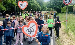 Noch ist 50 erlaubt auf der Babenhauser Straße in Höhe der Grundschule. Mit Plakaten und Pfeifen demonstrierten Kinder und Eltern jetzt für Tempo 30. - Ivonne Michel Noch ist 50 erlaubt auf der Babenhauser Straße in Höhe der Grundschule. Mit Plakaten und Pfeifen demonstrierten Kinder und Eltern jetzt für Tempo 30. - Ivonne Michel