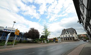 Anstelle der Volksbank-Filiale und des ehemaligen Hotels Deeke an der Mindener Straße in Pr. Oldendorf will Edeka einen neuen Markt bauen. - Joern Spreen-Ledebur Anstelle der Volksbank-Filiale und des ehemaligen Hotels Deeke an der Mindener Straße in Pr. Oldendorf will Edeka einen neuen Markt bauen. - Joern Spreen-Ledebur